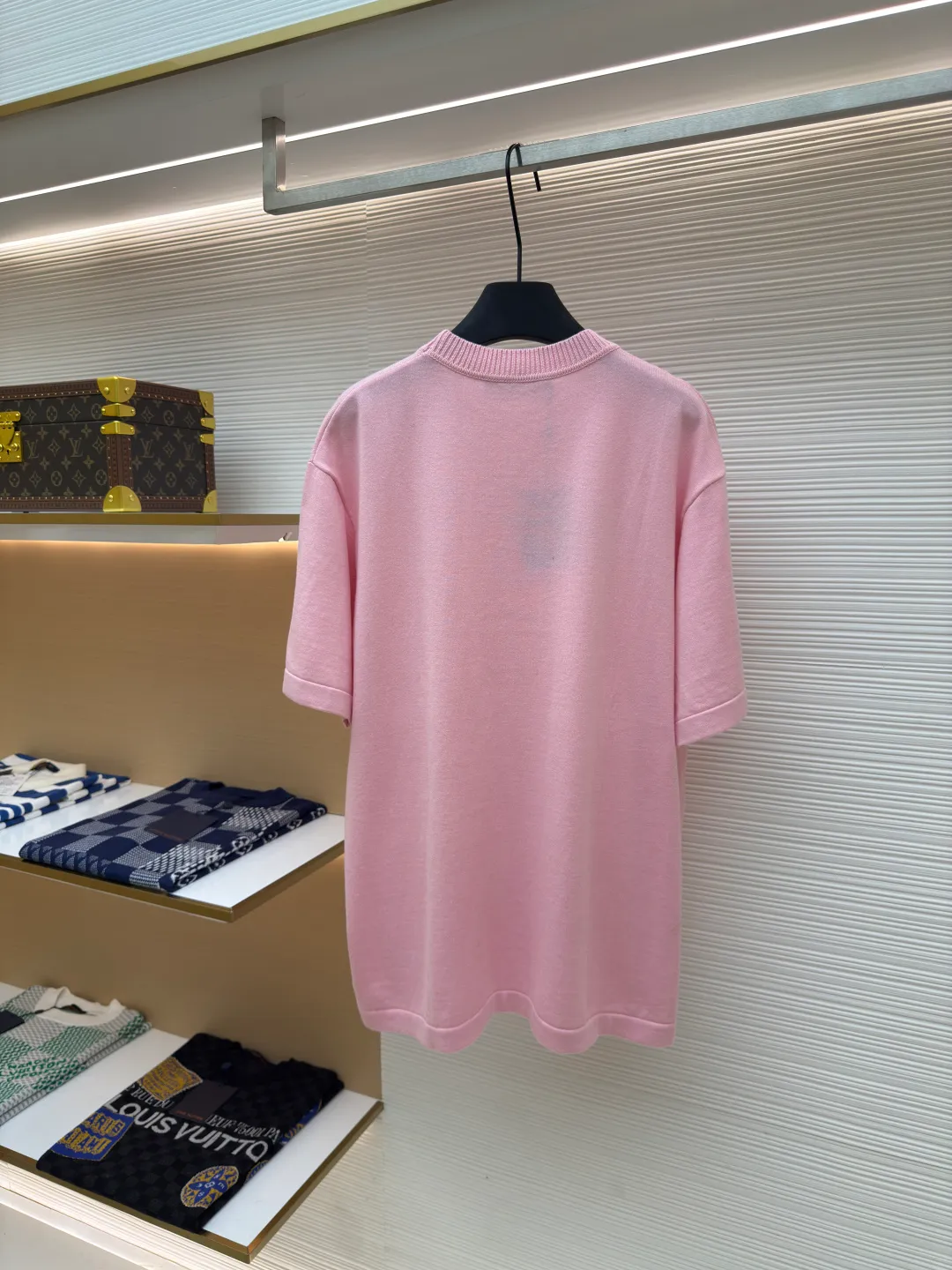 LOUIS VUITTON embroidered letter pin short sleeves ●Authentic product: Purchased and developed by 8766 ●Item number: 1680115-A50 ●Fabric: Dyeing fully combed cotton yarn weaving ●Technology: knitting ●Version: Fitted version ●Size: XS-S-M-L ●Description: Weaved using custom-woven, custom-dyed, fully combed 100% cotton yarn. A 14-needle computerized flat knitting machine is used to weave single-sided wool tissue according to the original version. The entire garment piece takes 6-7 hours per piece. The letters on the chest are sewn at a ratio of 1:1. All details are processed and finished by hand. The next operation can only be carried out after manual thread picking, knotting, inspection, and spot checks. Partial jacquard on one side requires a long time on the loom, the loss variables are unstable, and the scrap rate is high; especially for customized dyeing according to the Y version, to distinguish the wrong color and the big head version on the market. The overall wiring is straight and delicate, the fabric is comfortable and soft, and the color is consistent without color difference. It can be matched with the same style to create a fashionable look and control various occasions. Customized accessories, complete with three standards, same style for men and women!